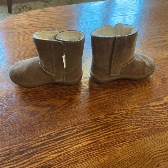 UGG Toddler Girl Keelan Boots in Chestnut sz 6 EUC - Picture 4 of 10